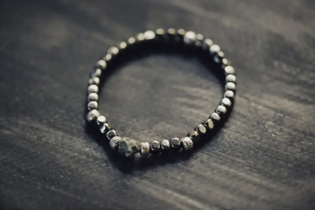Zilveren kralenarmband op een donkere ondergrond